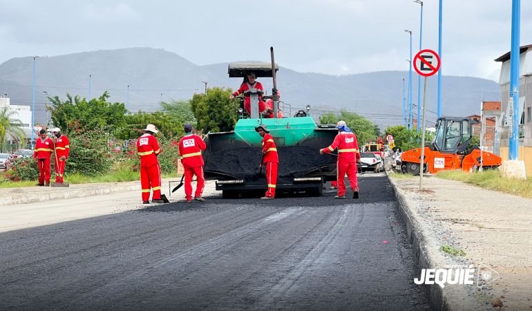 Prefeitura de Jequié avança com obras de pavimentação asfáltica da Avenida César Borges e de concretagem no Assentamento Flor da Terra